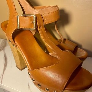 Gianni Bini Faux Wood Brown Platform Heel